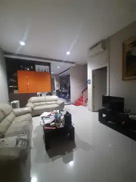 Dijual rumah di Green lake City dekat Puri Metland