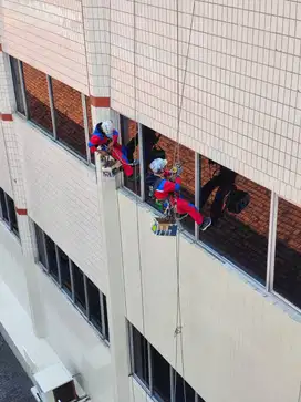 Perawatan gedung Pembersihan Kaca Lantai Tembok Pintu Jendela Reparasi