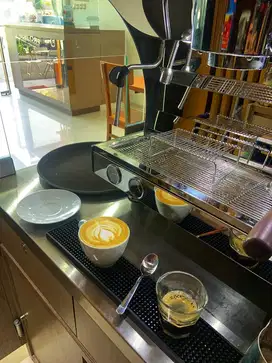 Kasir merangkap waitres