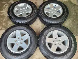 Velg jeep RUBICON R17 original paket ban Goodyear Wrangler 95% 4pcs