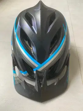 Helm Sepeda Gunung