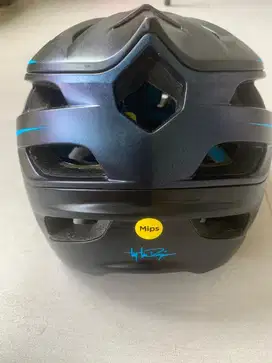 Helm Sepeda Gunung