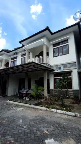 Rumah tinggal berada di Perum Jambon Regency yang berlokasi di Jambon