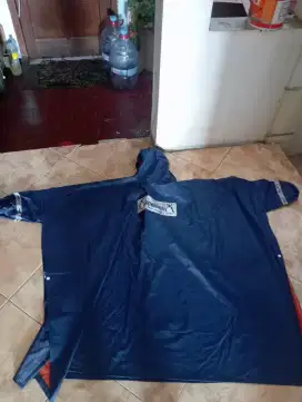 Mantel hujan merk penguins ukuran sangat besar harga 100 ribu