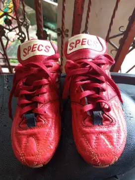 Sepatu bola specs