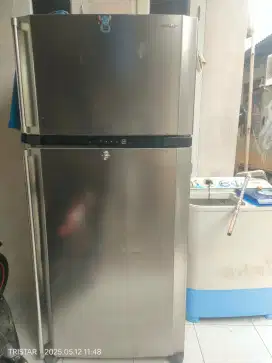Dijual kulkas 2 pintu SHARP