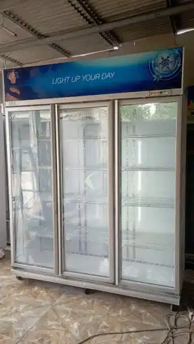 Showcase 3 pintu