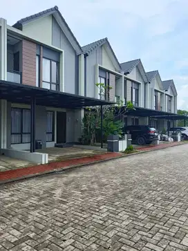 Rumah dua lantai fasilitas club house kolam renang.