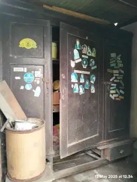 Lemari jati tua besar kuno