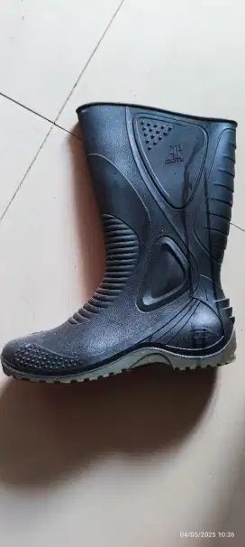 Sepatu boot anti air, aman dipakai kaki