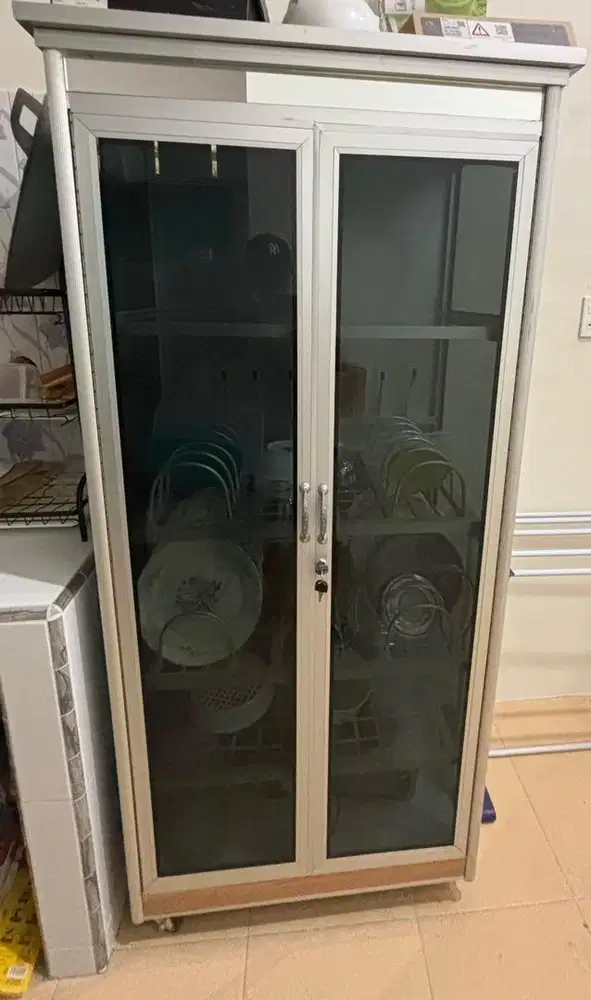 LEMARI KACA TEMPAT PIRING