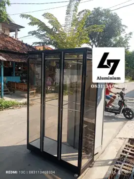 Lemari kaca anti rayap