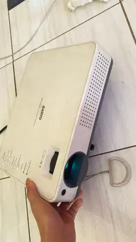 Jual projector merk Sanyo kondisi normal GK ada kendala