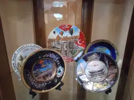 Hiasan piring souvenir asli negara tujuan lemari pajangan ruang tamu