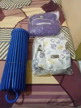 Jemuran, tas ransel kecil dan gendongan