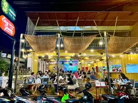 Waitress (Waiter / Server / Pelayan Perempuan)