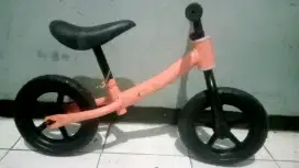 Dijual sepeda BALANCE BIKE anak msih bagus batangan aman tinggal pakai