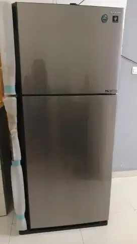 Di jual cepat kulkas sharp 2 pintu seperti baru