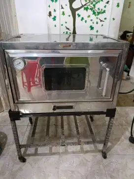 Oven Gas bekas Ny. Liem 2 Tingkat dengan kaki besi