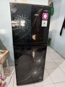 Kulkas sharp 2 pintu, bekas pemakaian 1 bulan