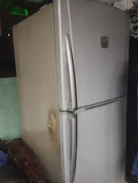DIJUAL SECOND SIAP PAKAI KULKAS 2 PINTU MERK TOSHIBA PLASMA
