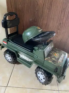 Mainan mobil-mobilan anak