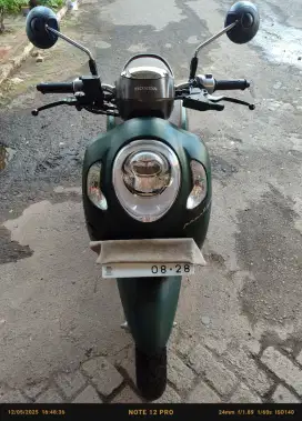 Honda Scoopy meluncur
