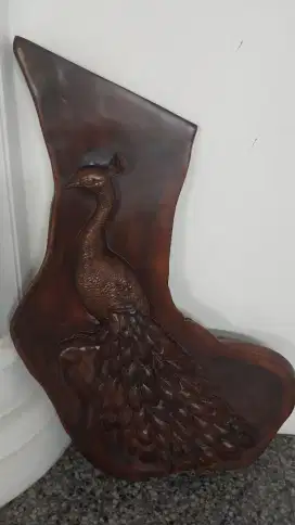 Ukiran burung merak bahan kayu pilihan