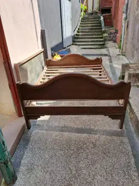 Dipan kayu bekas