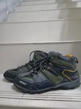Sepatu Gunung Air Protec