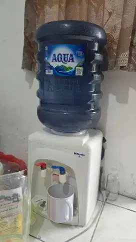 Dispenser dengan 2 galon, kasur, dan reskuker