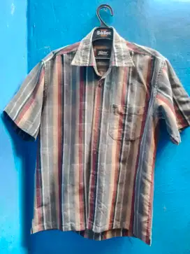 Di jual kemeja buat pria size L msh Mulus lumayan buat ke ondangan