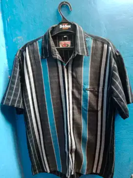 Di jual kemeja kondisi msh Mulus Size L lumayan buat ke ondangan