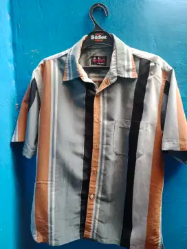 Di jual kemeja kondissi msh Mulus Size L lumayan buat main