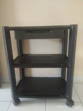 Meja 3 tingkat dengan 4 roda