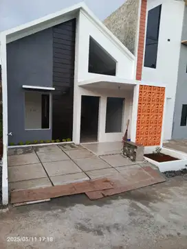Dekat Perempatan Taman Makam Pahlawan Kalimulya