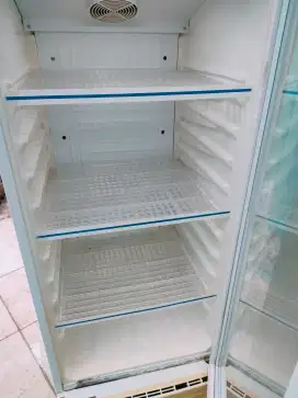 Di jual showcase merk Sharp normal murah dingin