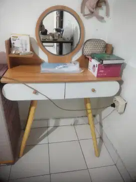 Meja rias scandia