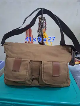 Tas jingjing branded 
Bally uk 41 x 9 x 27 
Limited edition 
Barang te