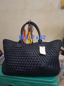 Tas jingjing branded 
Botega uk 52 x 17 x 32 
Limited edition 
Barang