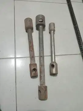 Kunci sok roda/ mobil hino /engkel /