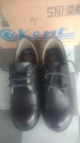 Di jual sepatu safety utk kerja di fabrikasi/bengkel bubut dll