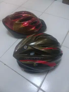 Di jual saja 2 helm sepeda spt baru