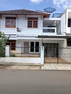Disewakan Rumah Siap Huni 2 Lantai di Janur Elok, 4+1 KT – 105jt/thn