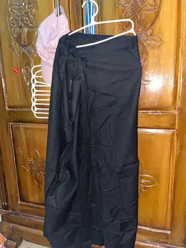 Rok lilit span hitam