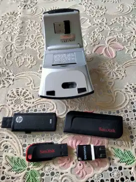 Daripada tidak dipakai jual cepat Ja flashdiisk dan mouse bluetooth