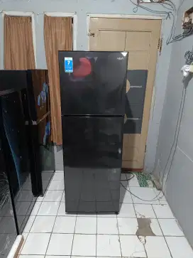 Aqua kulkas dua pintu 220 liter mulus ori