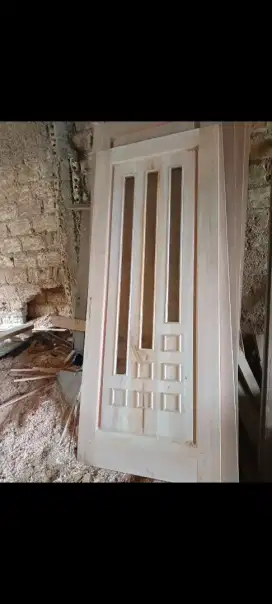 Pintu kayu mahoni