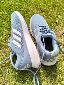 Sepatu Adidas cewek bekas seperti baru