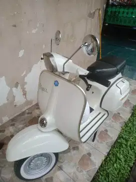 Vespa super putih 1975